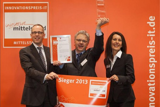 Foto der Preisverleihung des Innovationspreises-IT an den Webinar Anbieter vitero aus dem Jahre 2013