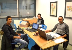 Pressefoto von 3 Männern am Arbeitsplatz mit Laptops und Headsets im Rahmen der Deutschkurse für Geflüchtete im virtuellen Klassenzimmer von vitero