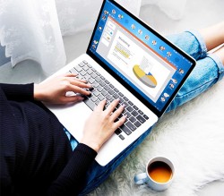 Fotoausschnitt einer Frau am Laptop mit der Webinar Software vitero inspire auf dem Bildschirm