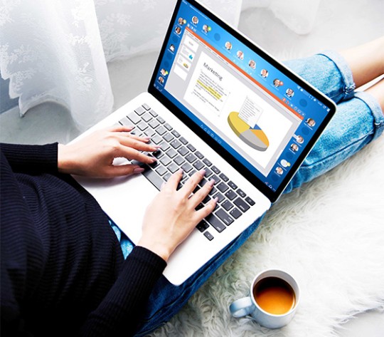 Fotoausschnitt einer Frau am Laptop mit der Webinar Software vitero inspire auf dem Bildschirm