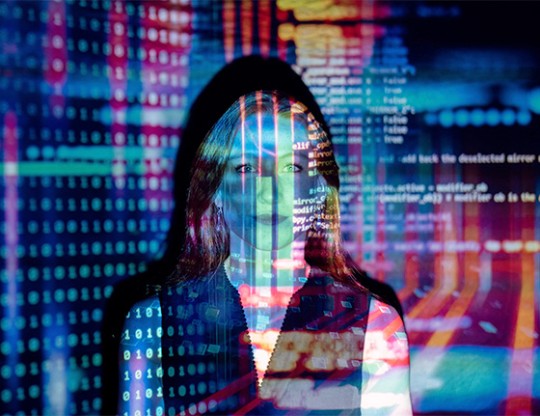 Foto einer lächelnden Frau mit einer bunten Projektion