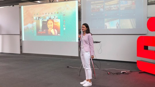 Foto von vitero Expertin während eines Vortrags von der Fachtagung für Digitale Transfor­mation (FTDT) in Potsdam